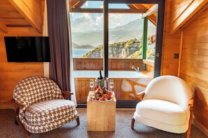 Sea View Jacuzzi Suite Terrace Room | In-room dining - The Luxury Shelters (Kas)