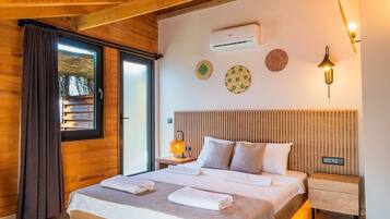 Sea View Suite Terrace Room | Minibar, lenzuola