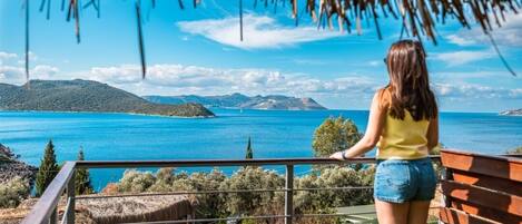 Sea View Suite Terrace Room | Minibar y ropa de cama