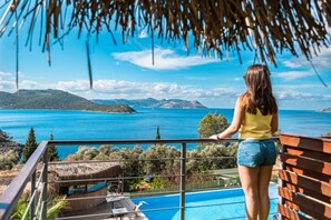 Sea View Suite Terrace Room | Minibar, bed sheets