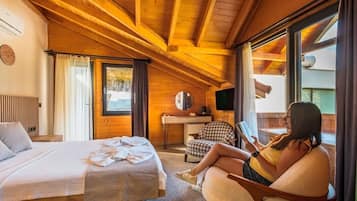 Sea View Jacuzzi Suite Terrace Room | Minibar, bed sheets