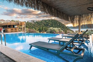 Una piscina al aire libre (de 10:00 a 20:00), sombrillas, tumbonas