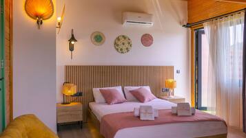 Sea View Jacuzzi Suite Terrace Room | Minibar, Bettwäsche