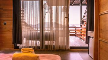 Sea View Deluxe Terrace Room | Minibar, bed sheets