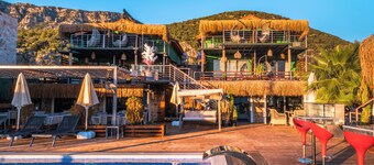 더 럭셔리 쉘터스