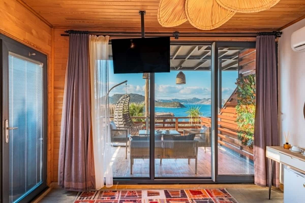 Sea View Deluxe Terrace Room | Minibar, literie fournie