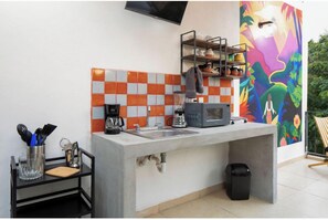 Geladeira, micro-ondas, fogão, cooktop