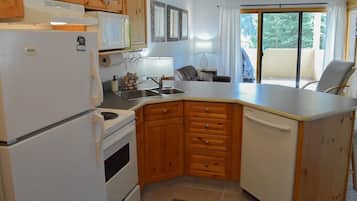 Condo, 1 Bedroom | Private kitchen