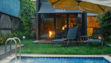 4 ulkouima-allasta, aurinkovarjoja, aurinkotuoleja