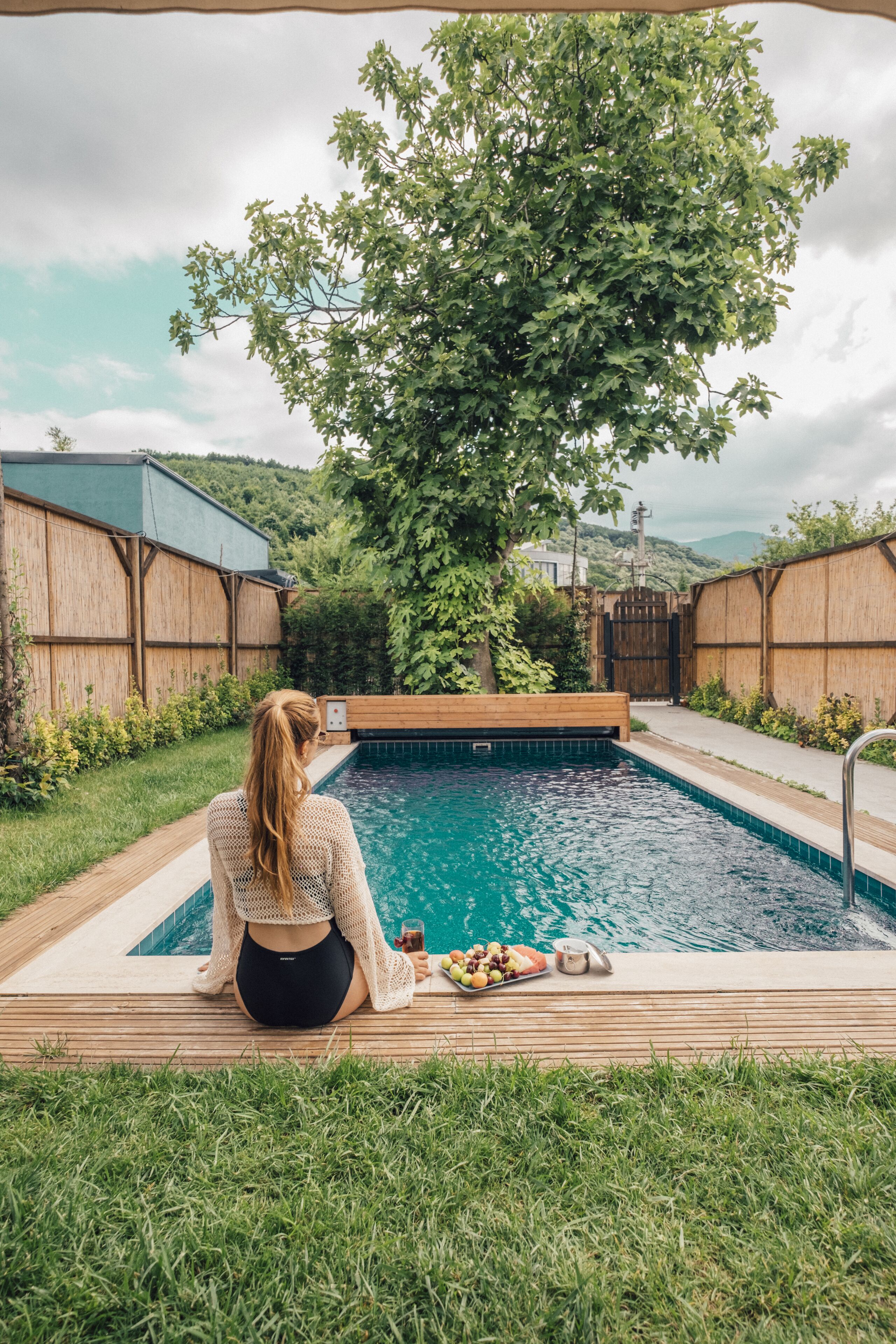 4 つの屋外プール、プール パラソル、サンラウンジャー