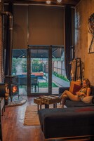 Bungalow Premium | Zona de estar | Televisión LCD de 50 pulgadas con canales por satélite, una televisión