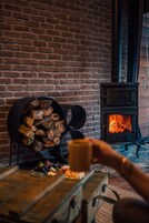 Bungalow Premium | Zona de estar | Televisión LCD de 50 pulgadas con canales por satélite, una televisión