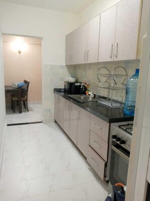 Executive Apartment | Private kitchen | Fridge, microwave, cookware/dishes/utensils - Stay.Plus Micasa Homestay Kilimani (Nairobi)