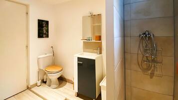 Douche, sĂšche-cheveux, serviettes fournies, savon