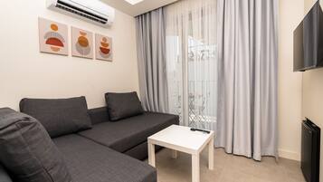 Junior kamer | Een minibar, een kluis op de kamer, een bureau, een laptopwerkplek