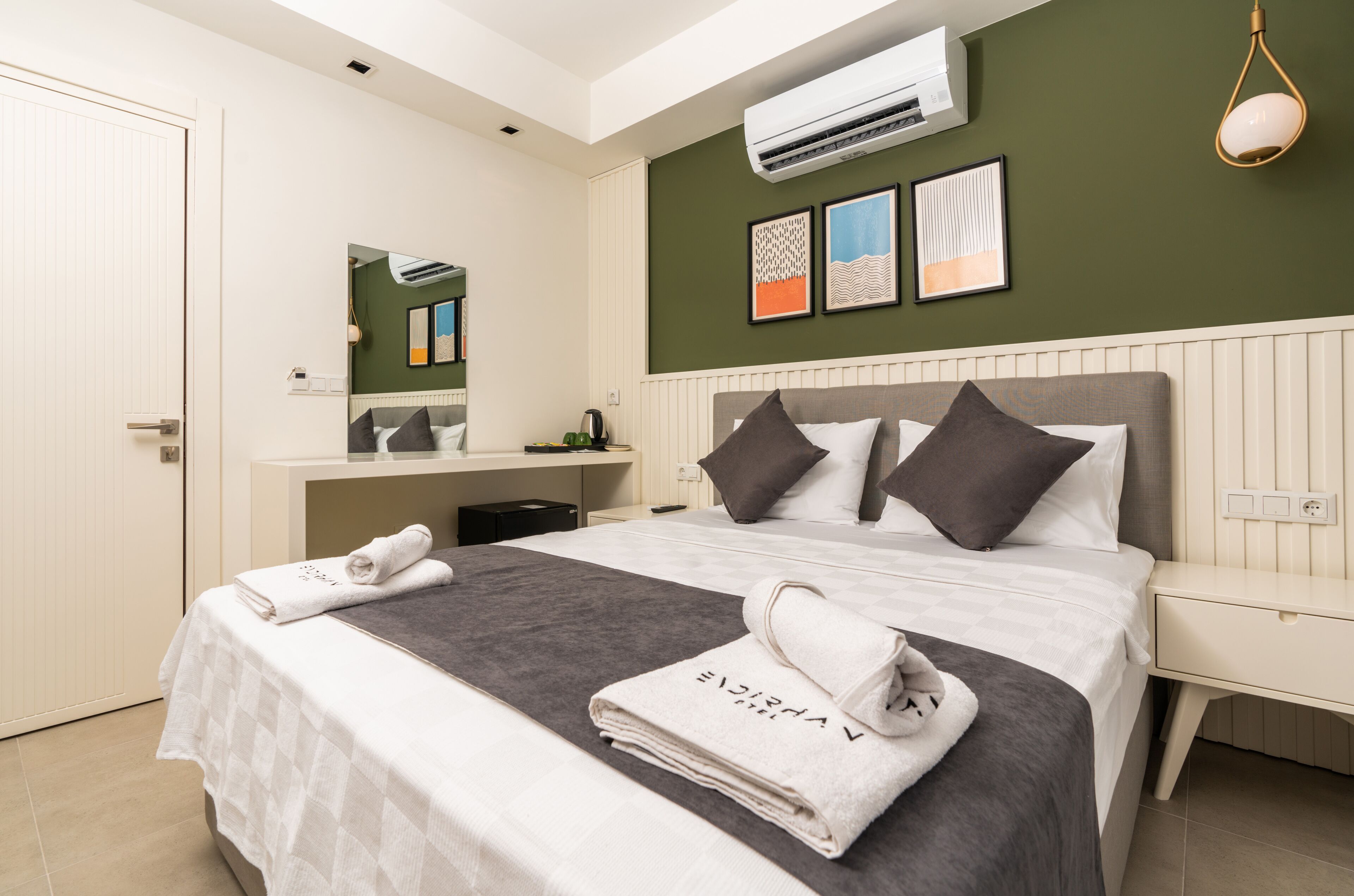 standard room | 1 bedroom, minibar, in-room safe, desk