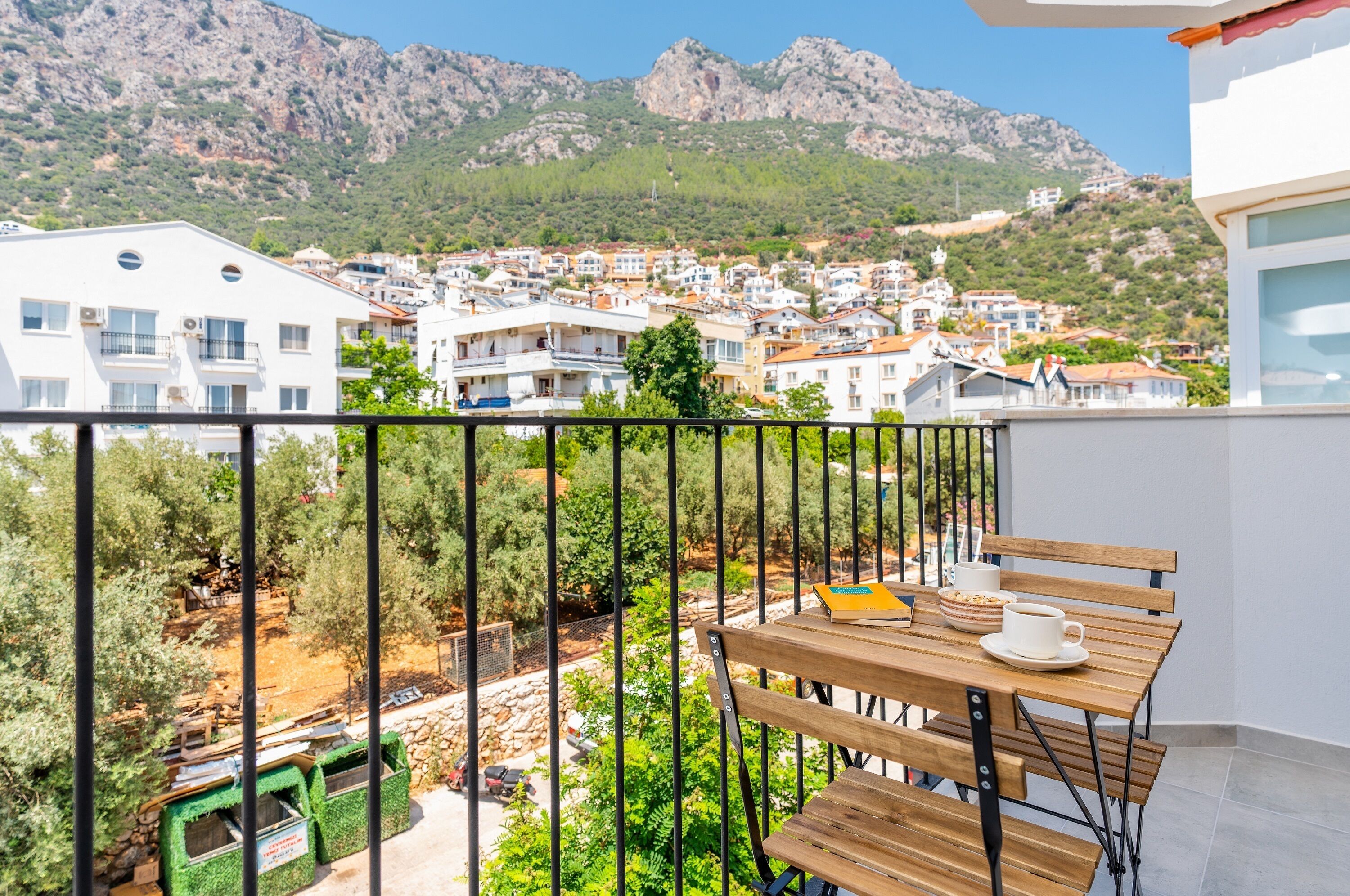 deluxe twin room | 1 bedroom, minibar, in-room safe, desk