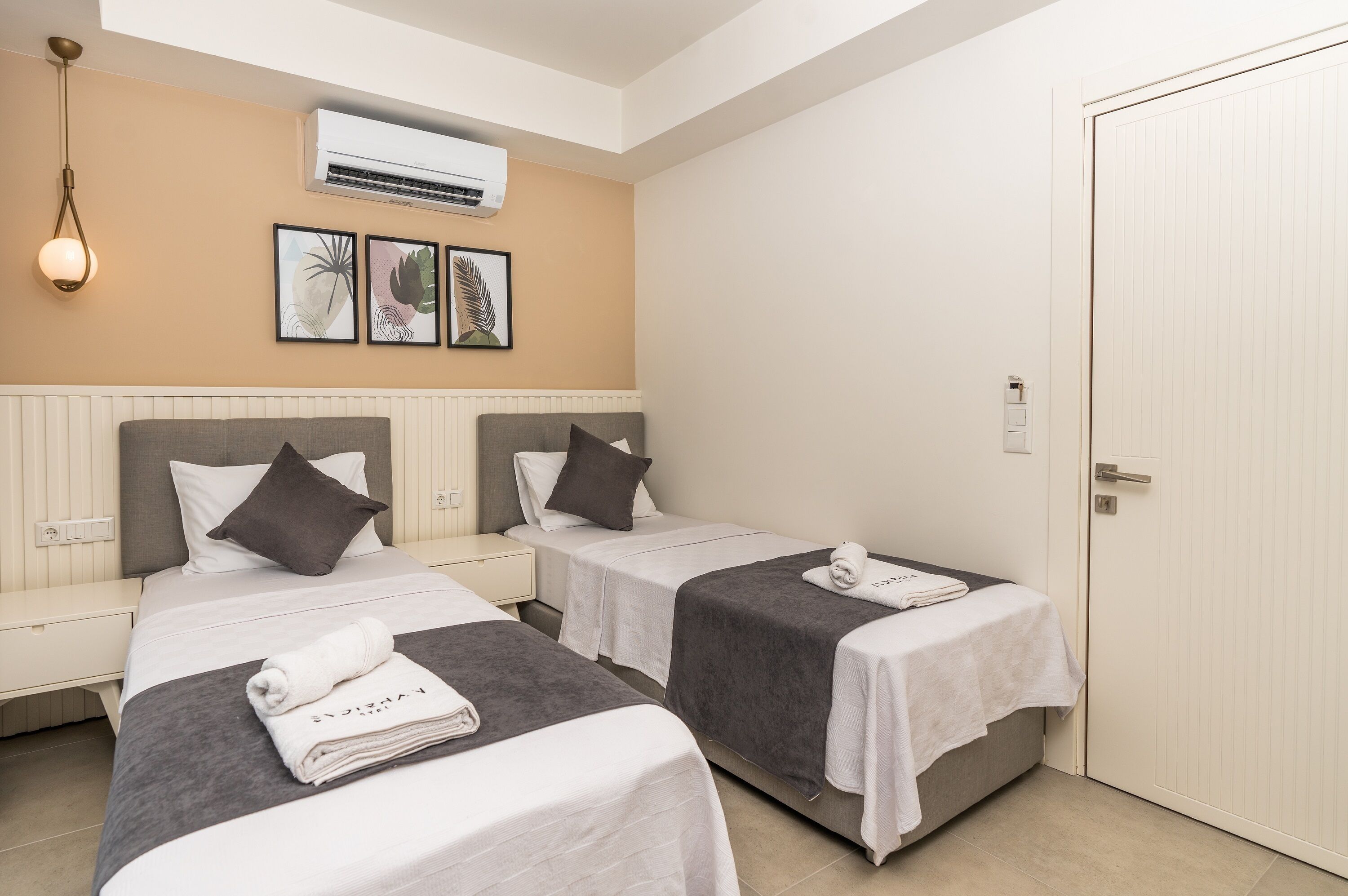 deluxe twin room | 1 bedroom, minibar, in-room safe, desk