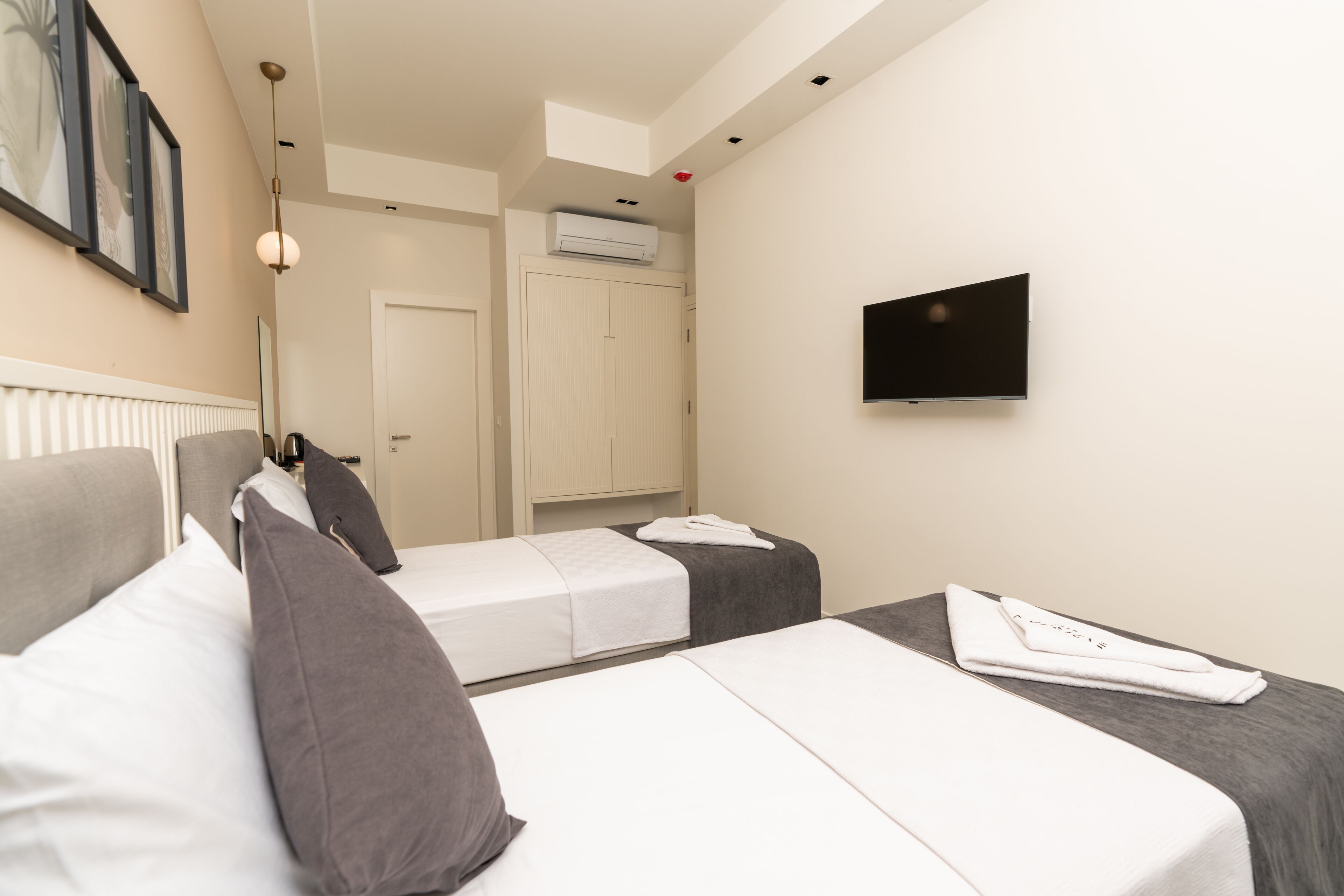 standard twin room | 1 bedroom, minibar, in-room safe, desk