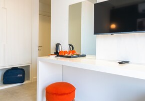 ห้องดีลักซ์ | มินิบาร์, ตู้นิรภัยในห้องพัก, โต๊ะทำงาน, พื้นที่ทำงานแบบใช้แล็ปท็อป