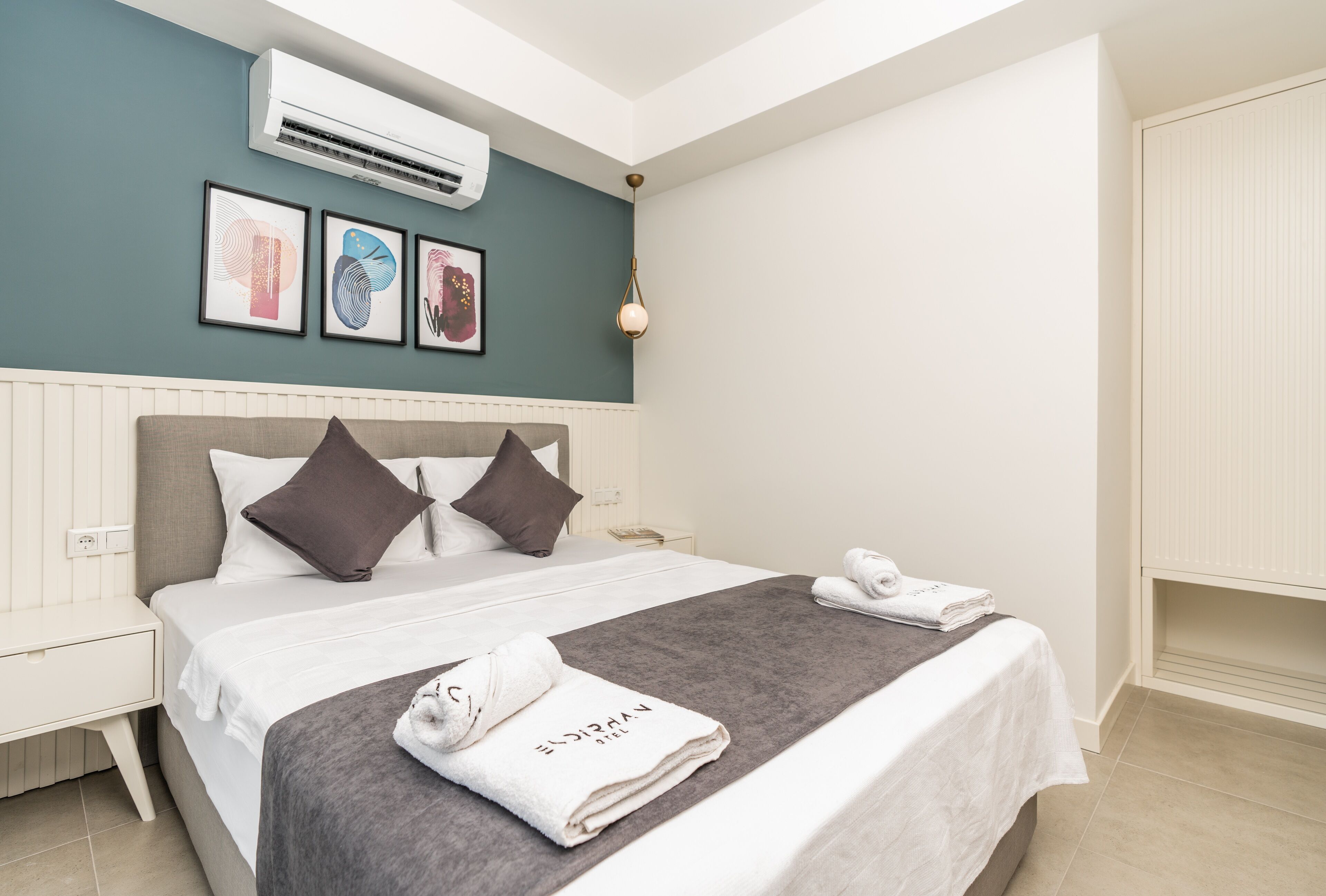 deluxe room | 1 bedroom, minibar, in-room safe, desk