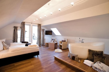 In-room safe, desk, blackout drapes, soundproofing. Alpin Lifestyle Hotel Löwen & Strauss