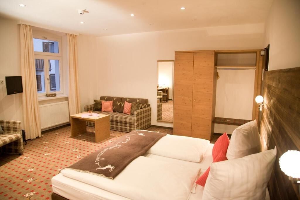 小型开间套房 | 客房内保险箱、办公桌、遮光窗帘、隔音