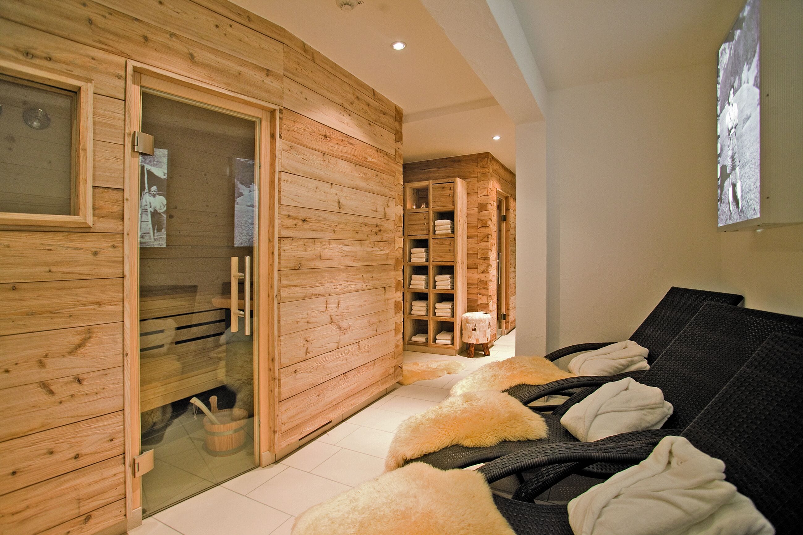 Un sauna, una bañera de hidromasaje