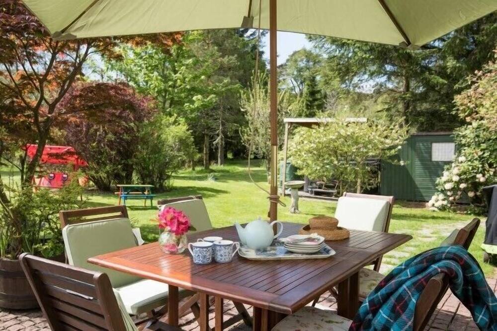 STRONE HOUSE, pet friendly, with hot tub in Helensburgh