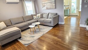 Una sala moderna con un sofá modular, una mesita de centro y una alfombra.