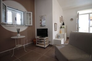 Living area - VILLA CALABERNARDO Apartment Turtledove Garden View 50 METERS FROM THE SEA (Calabernardo)