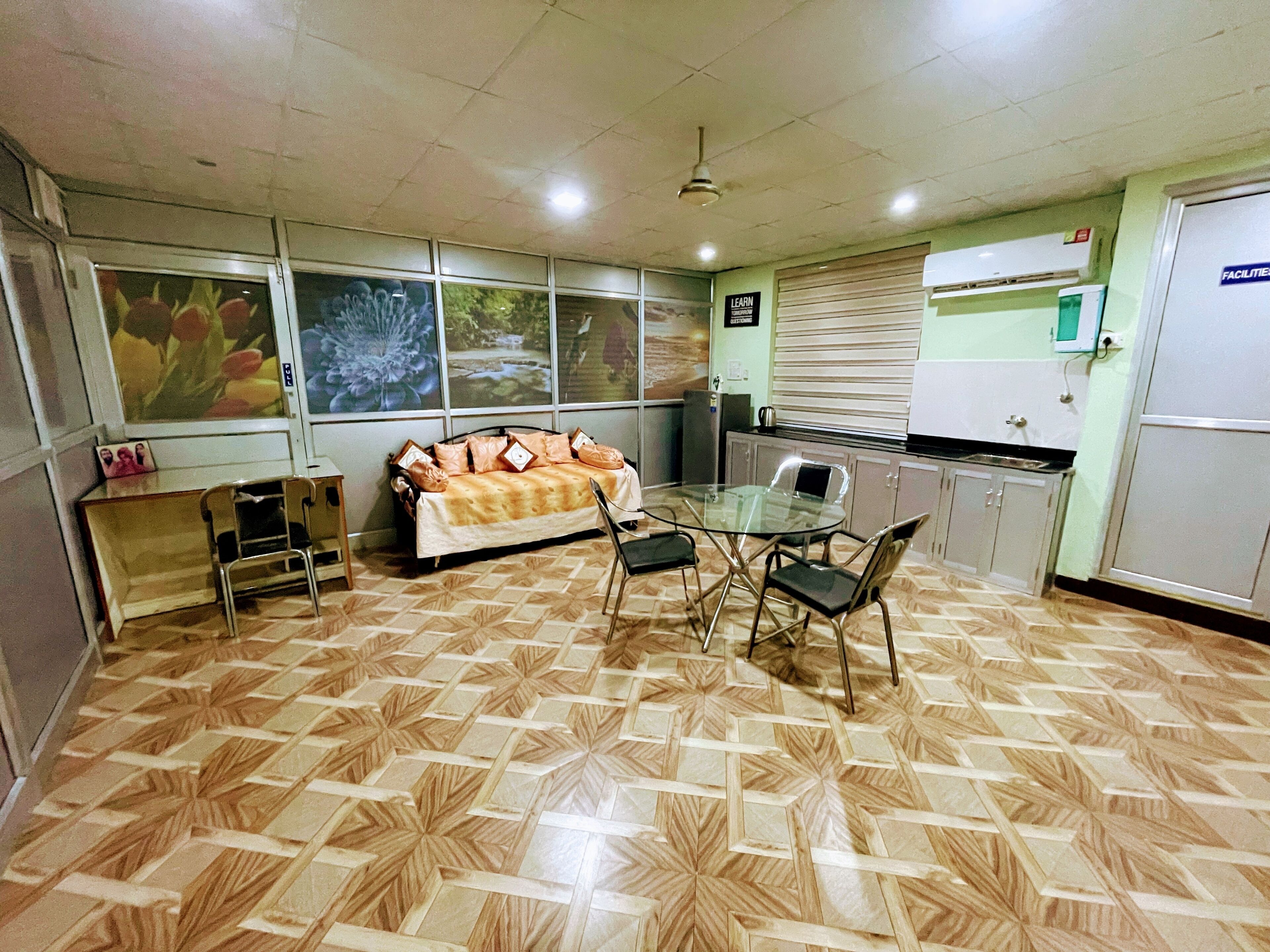 Studio Comfort, 1 kamar tidur, teras, area taman | Area keluarga | Smart TV 32-inci dengan saluran TV digital, TV, dan Netflix