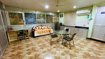 Studio Comfort, 1 kamar tidur, teras, area taman | Area keluarga | Smart TV 32-inci dengan saluran TV digital, TV, dan Netflix