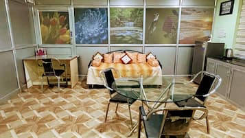 Studio Comfort, 1 kamar tidur, teras, area taman | Dapur pribadi | Lemari es besar, microwave, oven, dan kompor