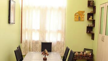 Deluxe Apartment, 2 Bedrooms, City View | Ruang makan