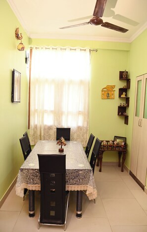 Deluxe-Apartment, 2 Schlafzimmer, Stadtblick | Esszimmer