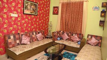 Apartamento luxo, 2 quartos, vista para a cidade | Área de estar | Smart TV 32 polegadas com canais digitais, TV, Netflix