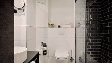 Dusche, Regendusche, Haartrockner, HandtĂŒcher