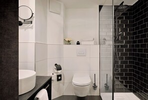 Dutxa, capçal de dutxa tipus cascada, assecador de cabells i tovalloles 