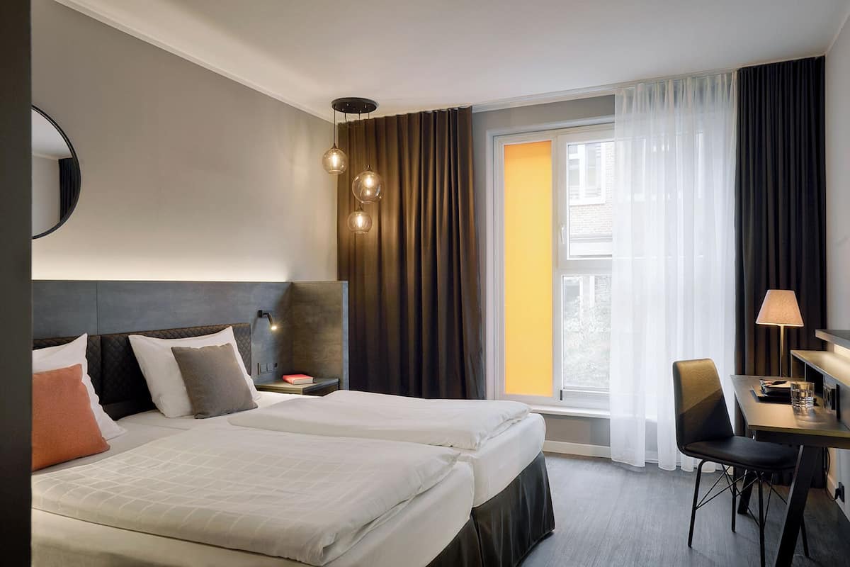 Standaard kamer, 1 twee- of 2 eenpersoonsbedden (Cosy) | Een kluis op de kamer, een bureau, een laptopwerkplek