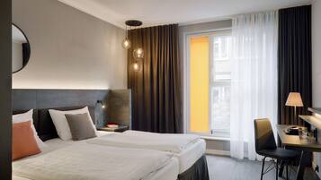 Cosy Doppel-/Zweibettzimmer | Zimmersafe, Schreibtisch, laptopgeeigneter Arbeitsplatz