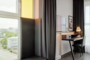 Habitación ejecutiva con 1 cama doble o 2 individuales, vistas a la ciudad (Streetlife) | Caja fuerte, escritorio, espacio para trabajar con un portátil