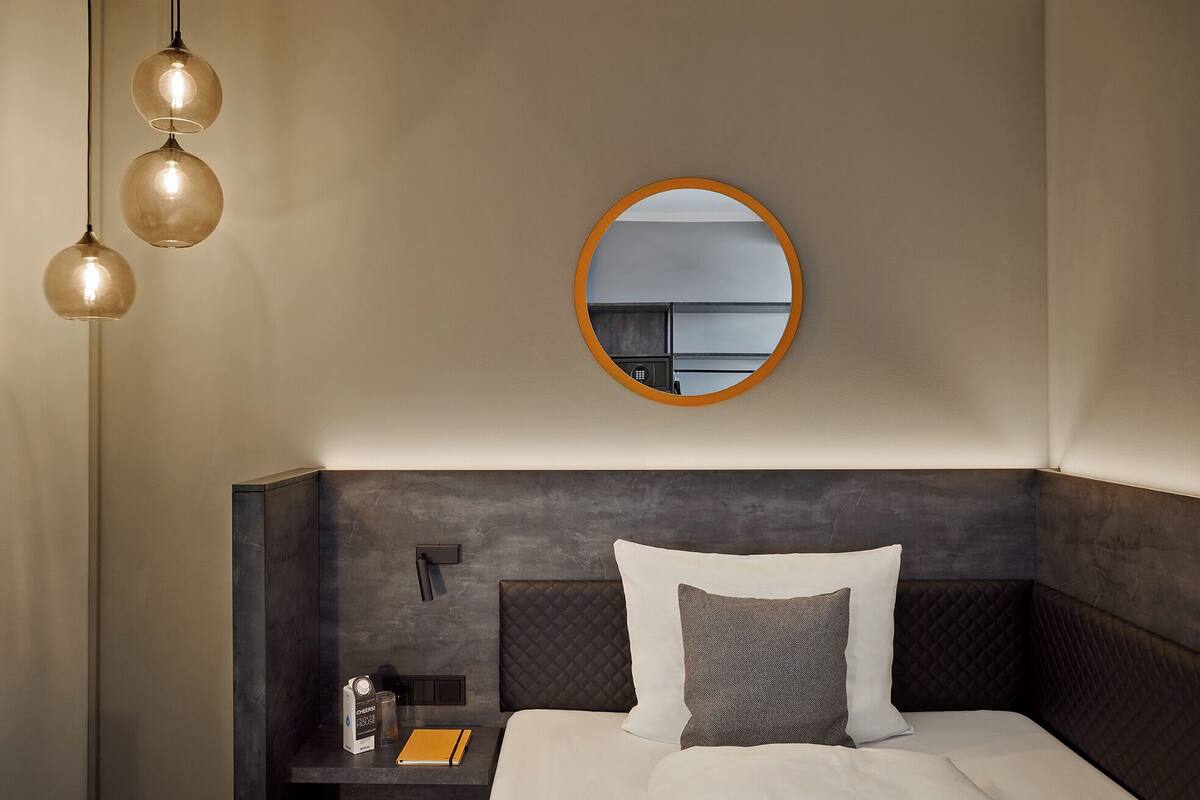 Quarto solteiro standard (Cozy) | Cofres nos quartos, escrivaninha, espaço de trabalho para notebook