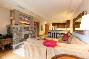 TV, fireplace - Big Horn Lodge 409 Delightful slopeside Residence (Truckee)