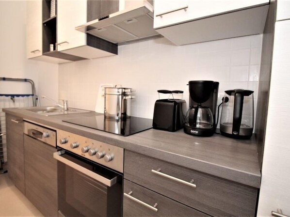 Kühlschrank, Ofen, Geschirrspüler, Kochgeschirr/Geschirr/Besteck