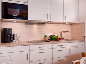 Kühlschrank, Mikrowelle, Kochgeschirr/Geschirr/Besteck