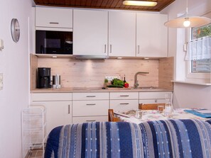 Kühlschrank, Mikrowelle, Kochgeschirr/Geschirr/Besteck