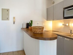 Kühlschrank, Mikrowelle, Ofen, Kochgeschirr/Geschirr/Besteck