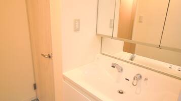 Romantic Apartment | Bathroom | Combined shower/tub, free toiletries, hair dryer, towels