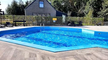 Een buitenzwembad, een verwarmd zwembad